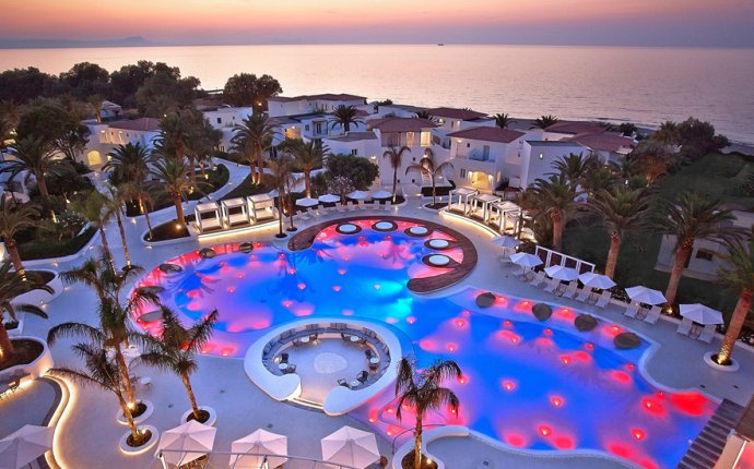 Amazing wedding resorts in Greece host your destination wedding